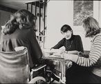 Bild aus dem Jahresbericht 1975 der kantonale Geschäftsleitung des Kantons Waadt: Sozialarbeiterin bei einer Klientin. Foto: Archiv Pro Infirmis