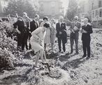 La Segretaria centrale dà il primo colpo di pala per avviare i lavori di costruzione della nuova sede principale di Pro Infirmis alla Feldeggstrasse 71, a Zurigo, 1968. Foto: Archivio Pro Infirmis