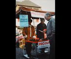 Iniziativa con una bancarella della sede cantonale di Pro Infirmis Berna, 1994. Foto: Archivio Pro Infirmis