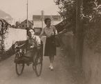Fürsorgerin mit einem Klienten, der sein Rollstuhl selber aus Velobestandteilen gefertigt hat, 1940er Jahre. Foto: Archiv Pro Infirmis