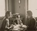 Fürsorgerin bei einer Sprechstunde mit einem tauben Jungen und seiner Mutter, 1940er Jahre. Foto: Archiv Pro Infirmis